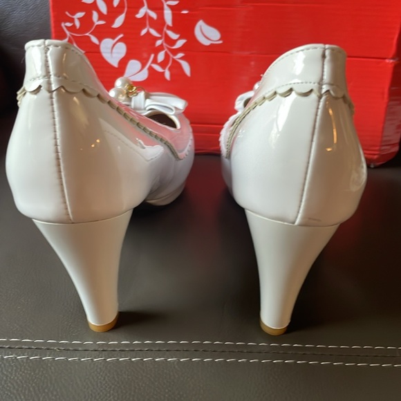 Retro Stage Brand White Heels with Pearls Size 43 fits a size 9 Women’s - Picture 6 of 12